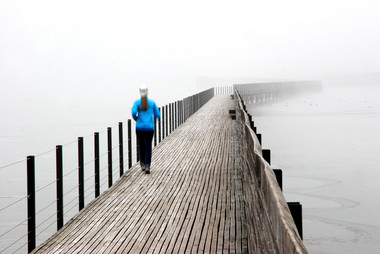 Jogger im Nebel auf der Holzbrücke Rapperswil-Hurden (Quelle: HSR 2011)